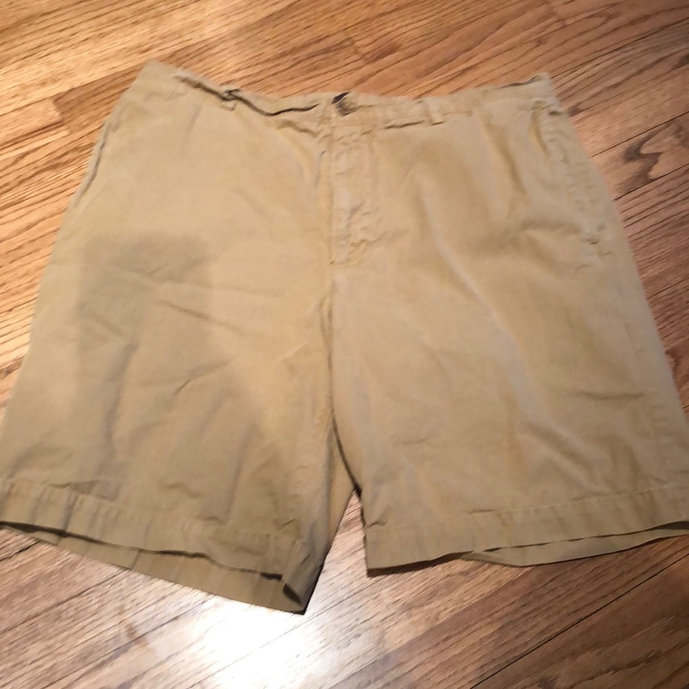 GUC Men’s Banana Republic khaki shorts. Size 38